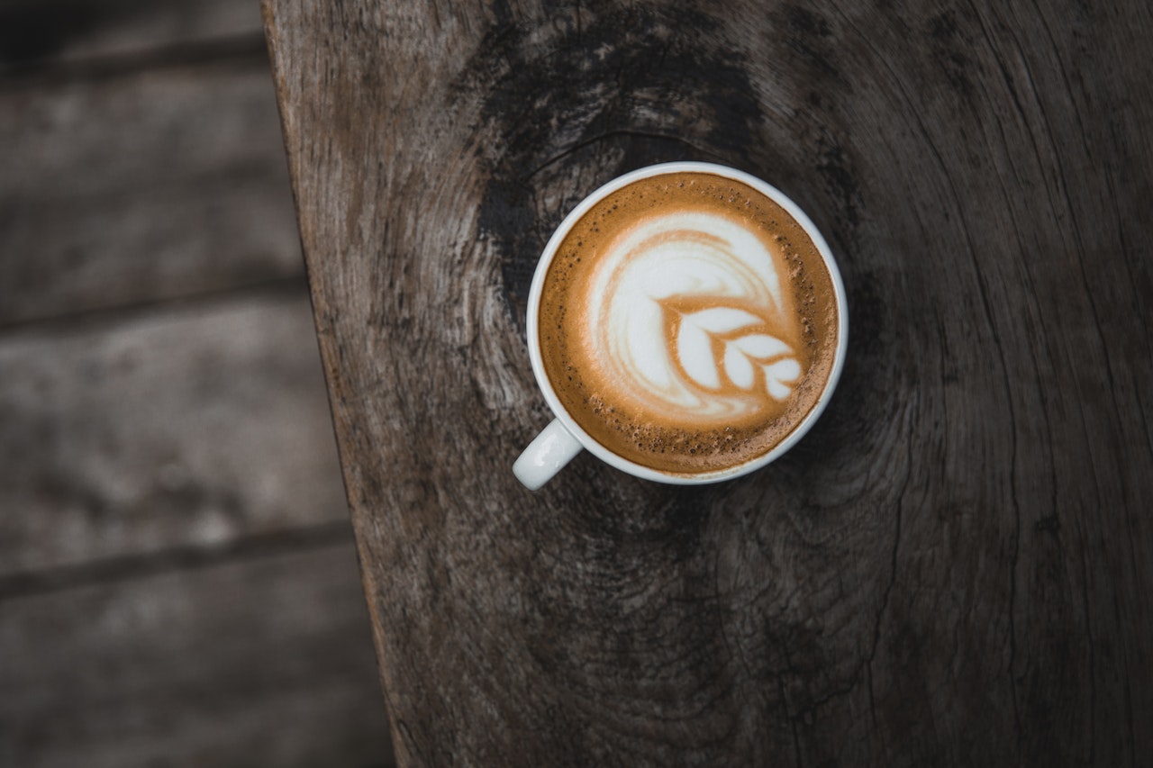 Różnice między świeżo paloną kawą a kawą z marketu: Dlaczego warto wybierać kawę świeżo paloną?