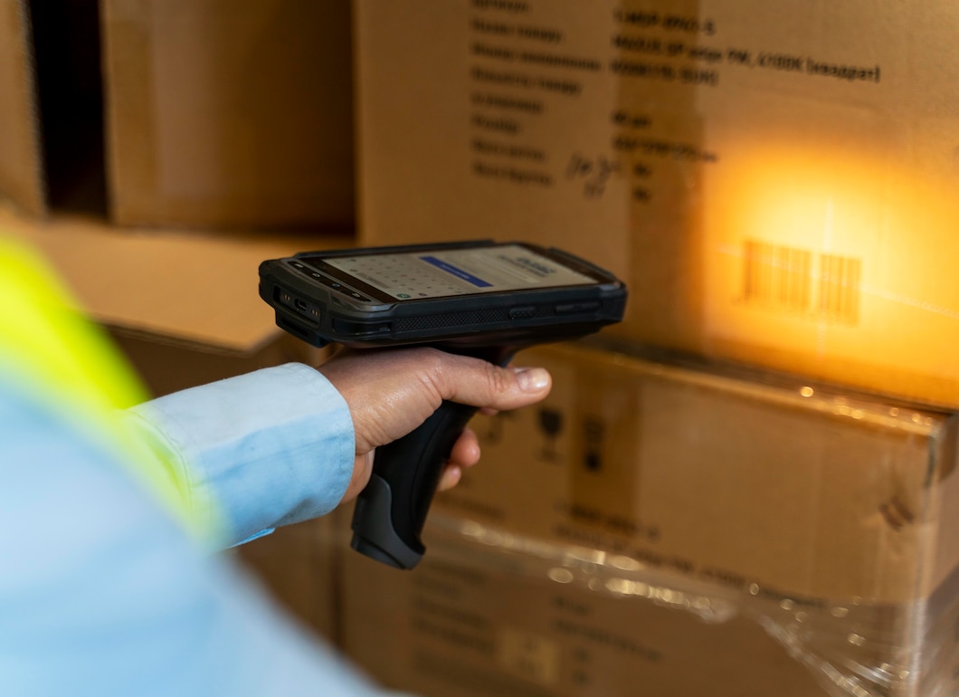 Jak bezpiecznie pakować i wysyłać sprzęt elektroniczny za granicę z pomocą usług kurierskich?