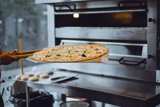 Jak wybrać profesjonalne urządzenia do produkcji pizzy – poradnik dla restauratorów