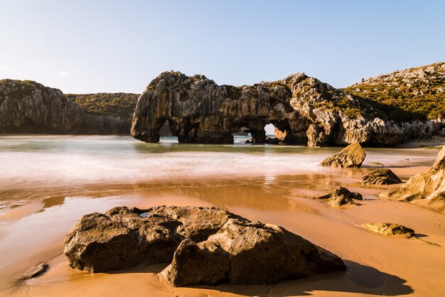 Zanurz się w naturze: odkrywanie uroków dzikich plaż i zatoczek